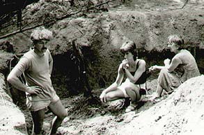 Dionizy Kosiński po lewej wykopaliska na piaskach lata 70-te