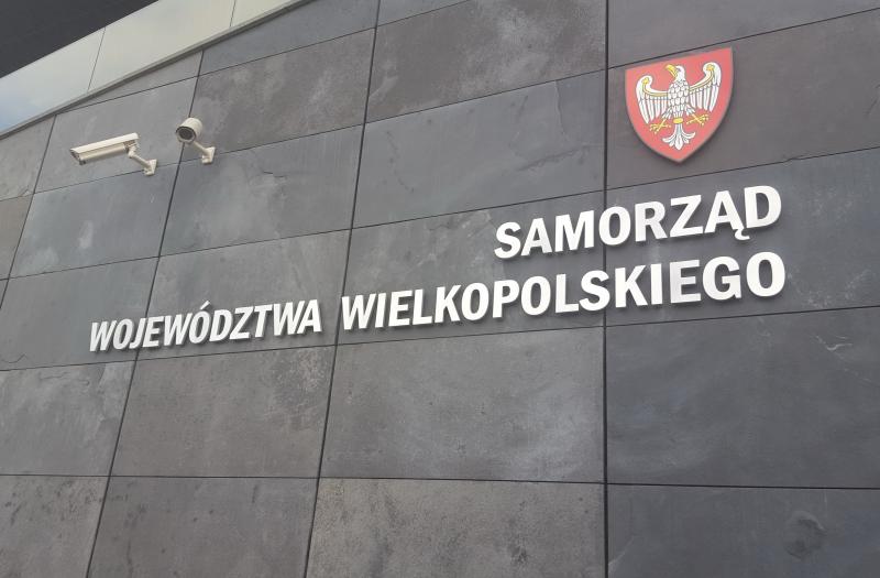 Na zdjęciu tablica tytułowa na Urzędzie Marszałkowskim