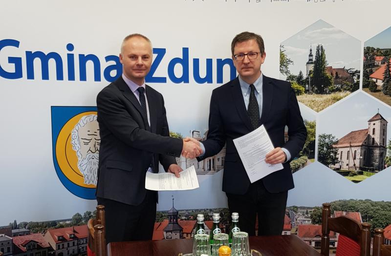 Na zdjęciu dyrektor Krawiec i burmistrz Chudy po podpisaniu porozumienia