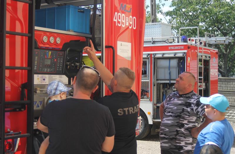 Na zdjęciu mieszkańcy oglądający wyposażenie samochodu strażackiego