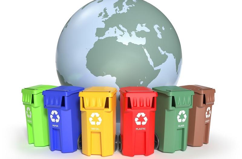 na zdjęciu planeta Ziemia i kosze do recyklingu