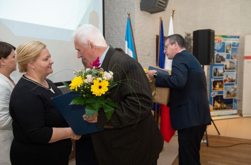 na zdjęciu Przewodniczący Rady Miejskiej w Zdunach Dionizy Waszczuk składający gratulacje Dyrektor Szpitala
