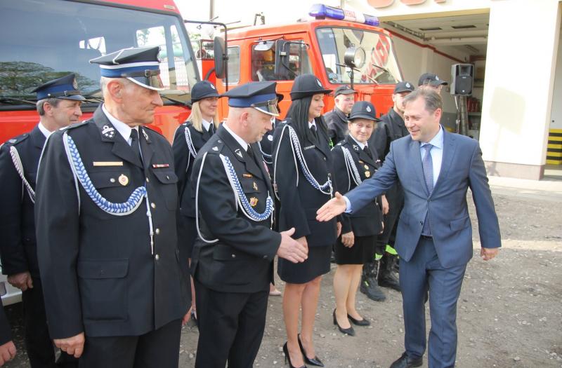na zdjęciu składający gratulacje druhom szef Gabinetu Politycznego Minister Rodziny i Polityki Społecznej Piotr Trybek