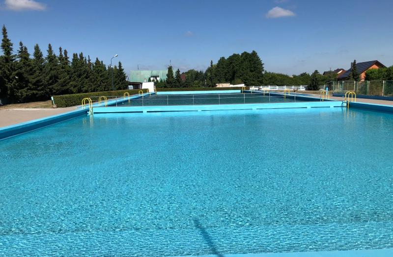 Zdjęcie przedstawia basen w Zdunach