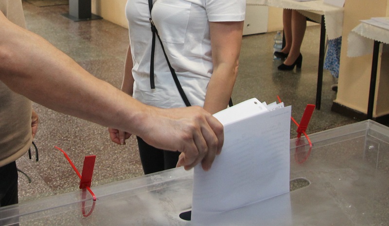 na zdjęciu uchwycony moment wrzucania kart do urny
