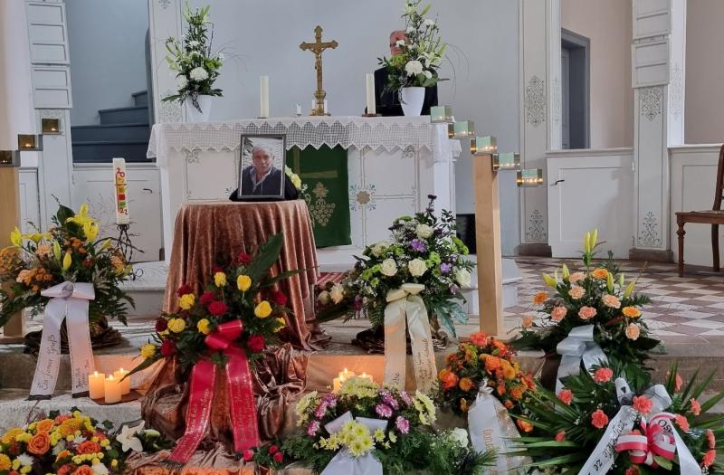 Na zdjęciu ołtarz w kościele w Emleben z kwiatami i zdjęciem Norberta Stotzera