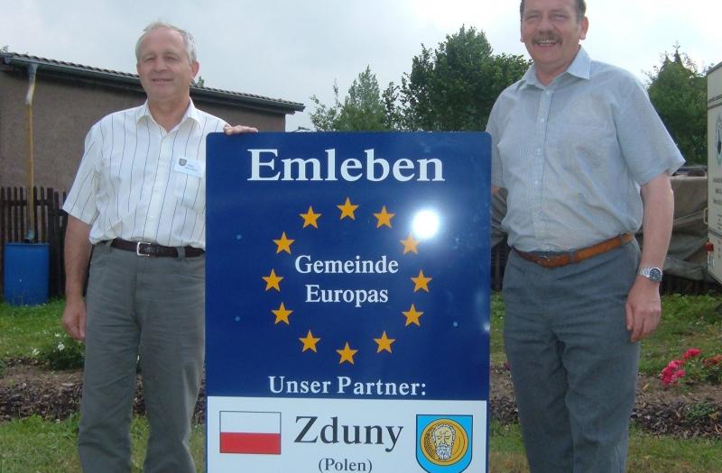 Na zdjęciu burmistrz Emleben Norbert Stotzer i burmistrz Zdun Władysław Ulatowski przy tablicy upamiętniającej podpisanie umowy o współpracy międzynarodowej