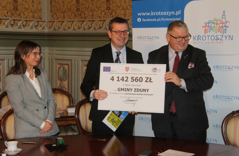 Na zdjęciu po podpisaniu umowy z pamiątkową tabliczką skarbnik Iwona Klepacka, burmistrz Tomasz Chudy i marszałek Krzysztof Grabowski