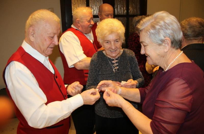 Na zdjęciu seniorzy podczas składania życzeń