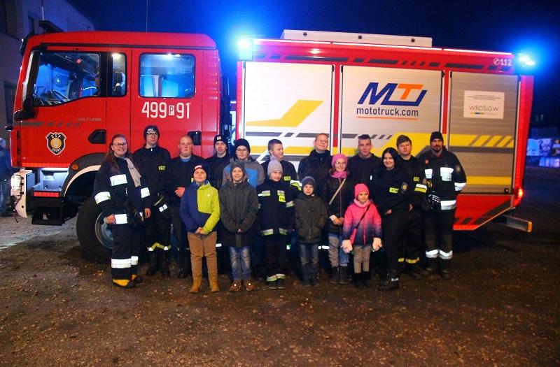 na zdjęciu Ochotnicy Straży Pożarnej w Zdunach z nowym wozem