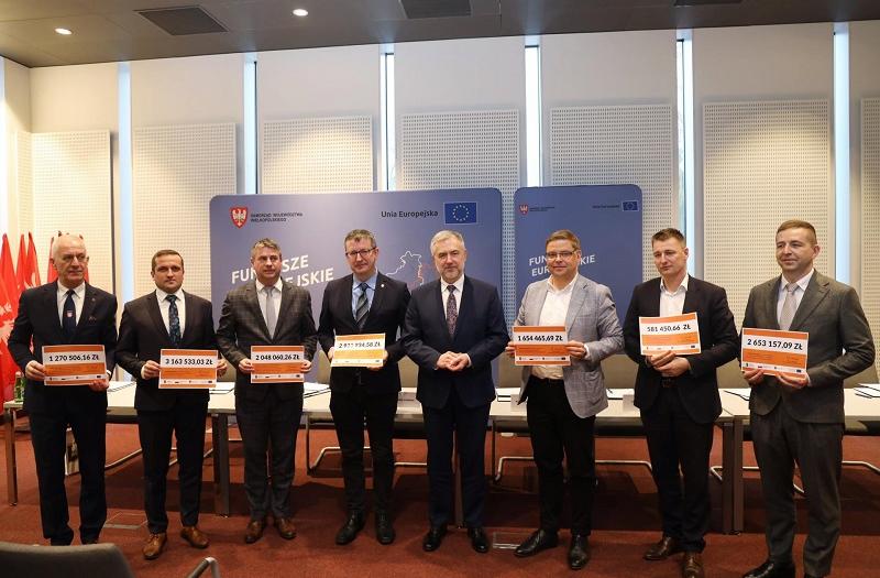 na zdjęciu Marszałek Województwa oraz samorządowcy otrzymujący dofinansowania