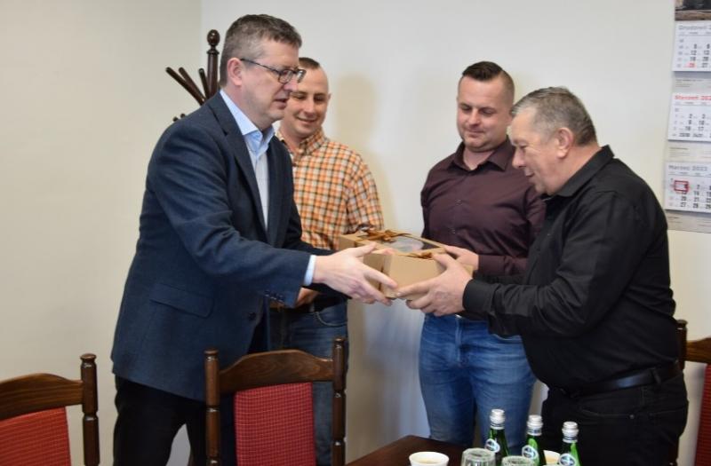 Na zdjęciu burmistrz Zdun wręcza podziękowania sołtysom