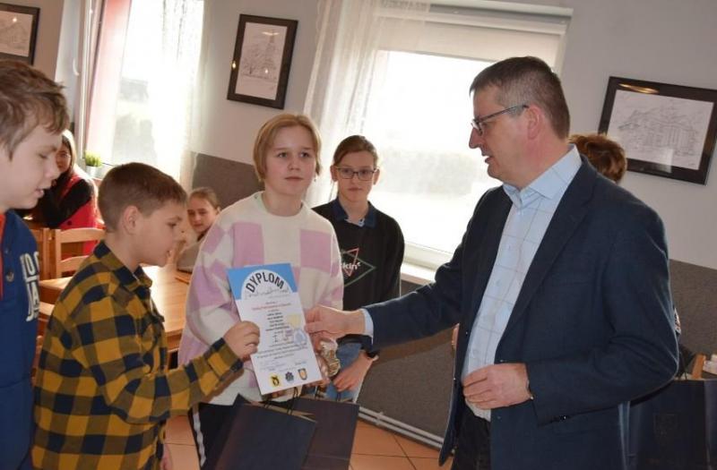 Na zdjęciu burmistrz Zdun Tomasz Chudy wręcza nagrody uczestnikom turnieju