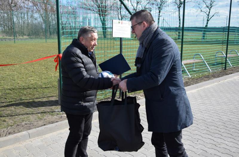 Na zdjęciu burmistrz Zdun prekazuje prezent sołtysowi Grzgorzowi Szafraniakowi