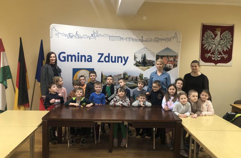 na zdjęciu sekretarz Gminy Zduny Anna Pietrzak-Figlak i grupa dzieci z Publicznego Przedszkola w Zdunach
