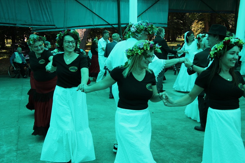 na zdjęciu mieszkańcy i pracownicy Domu Społecznego w Baszkowie podczas tańca