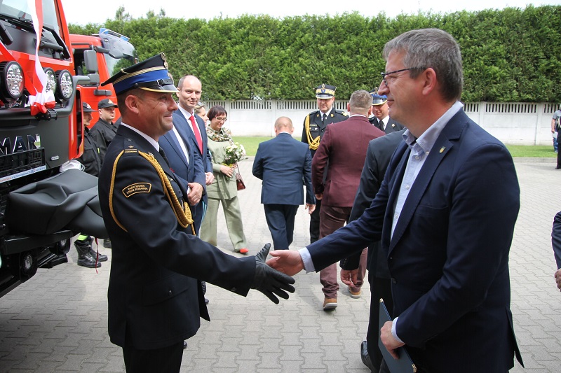 na zdjęciu Burmistrz Zdun Tomasz Chudy składa gratulacje Zastępcy Dowódcy JRG st. kpt Krzysztofowi Figlakowi