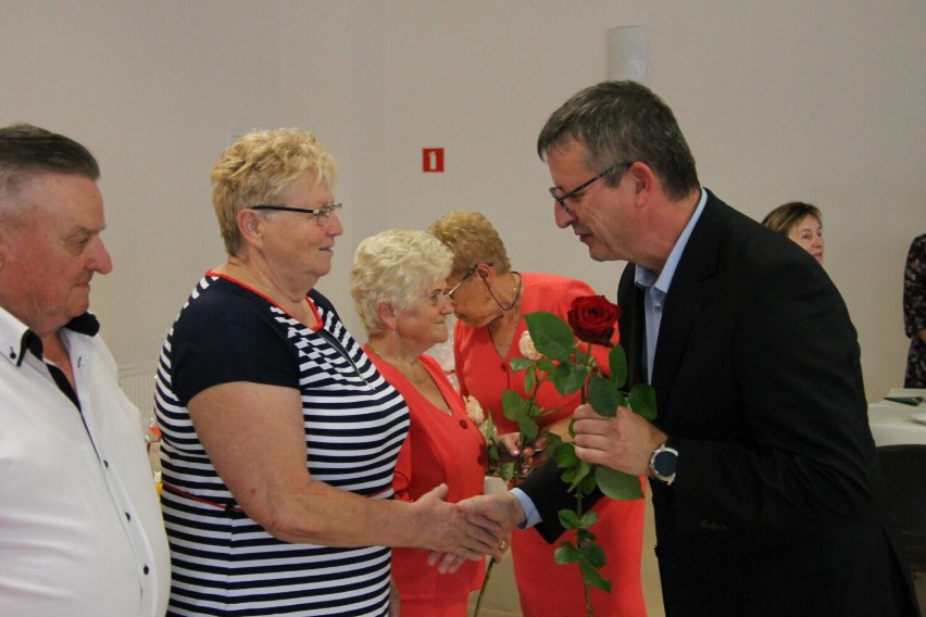 Burmistrz Zdun wręcza kwiaty 80-latkom