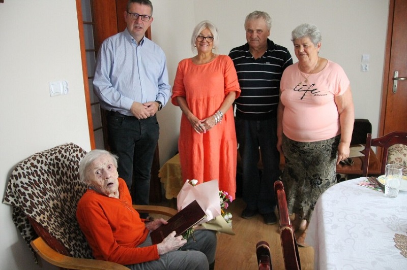Na zdjęciu Burmistrz Zdun Tomasz Chudy, Kierownik USC Beata Jezierska-Durak, solenizantka Maria Krystek oraz jej rodzina
