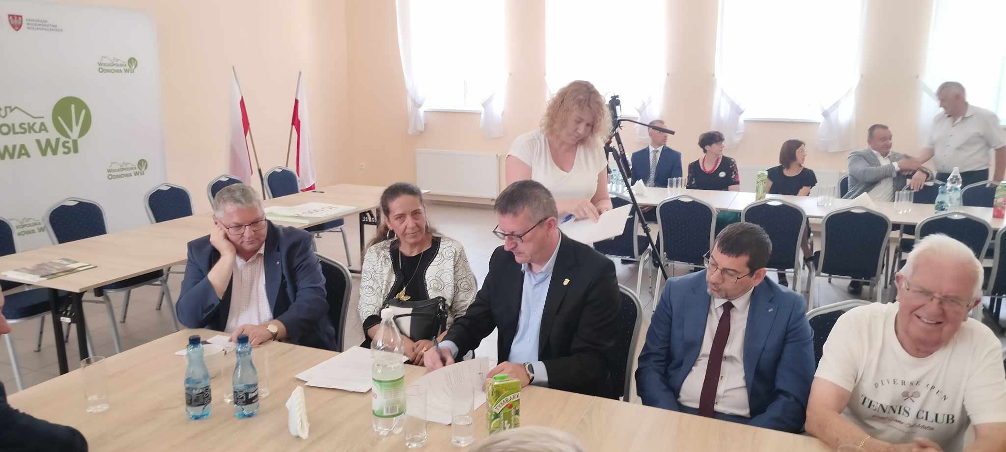 Burmistrz Zdun Tomasz Chudy w trakcie podpisania umowy