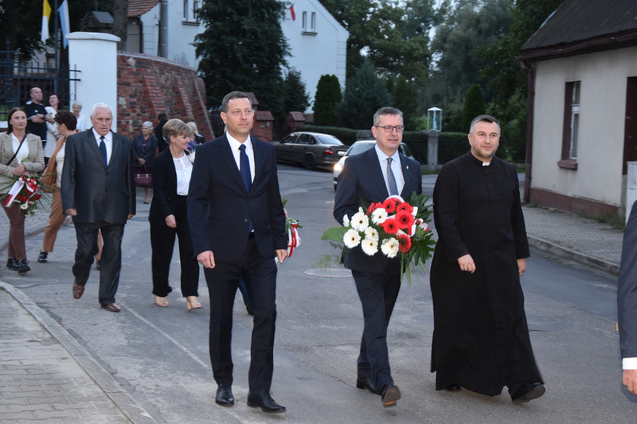 Na zdjęciu Członek Zarządu Powiatu Krotoszyńskiego, Burmistrz Zdun oraz ks. Krzysztof Śliczny w pochodzie