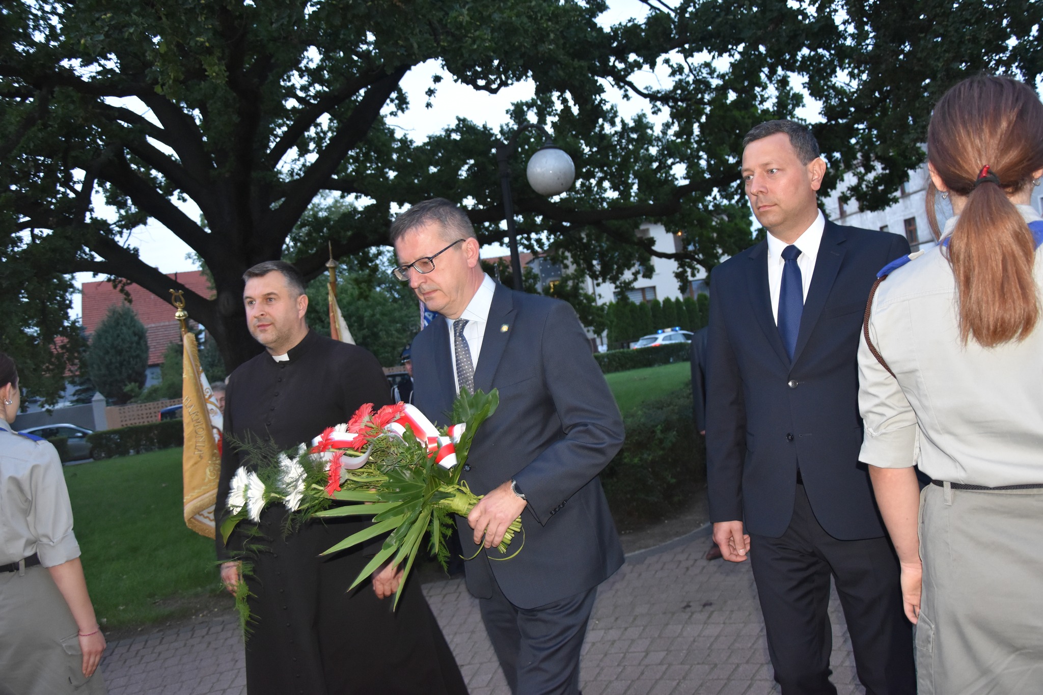 Burmistrz Zdun w trakcie złożenia wiązanek kwiatów pod pomnikiem na Placu 700-lecia w Zdunach