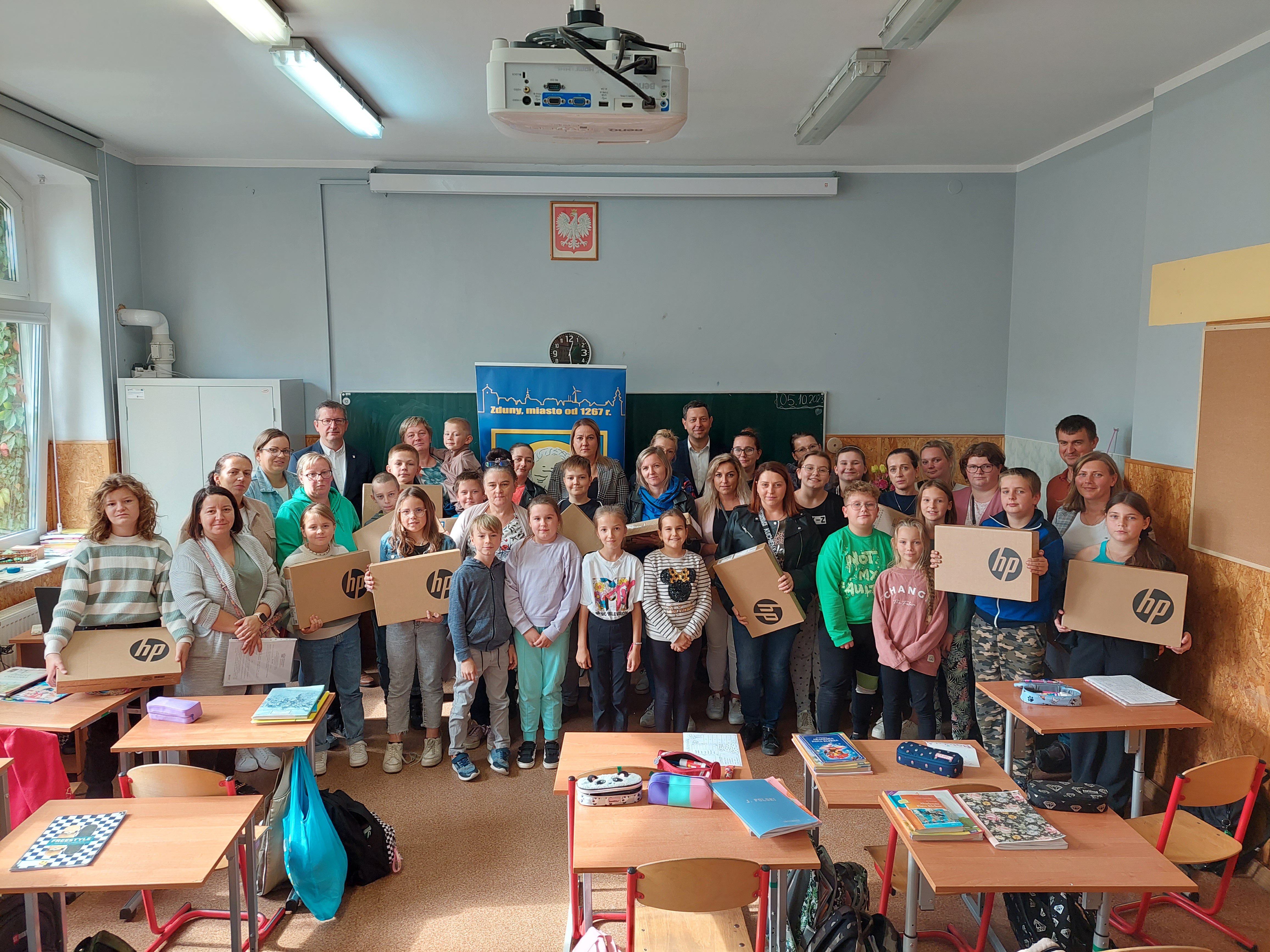 Uczniowie Szkoły Podstawowej w Baszkowie z laptopami
