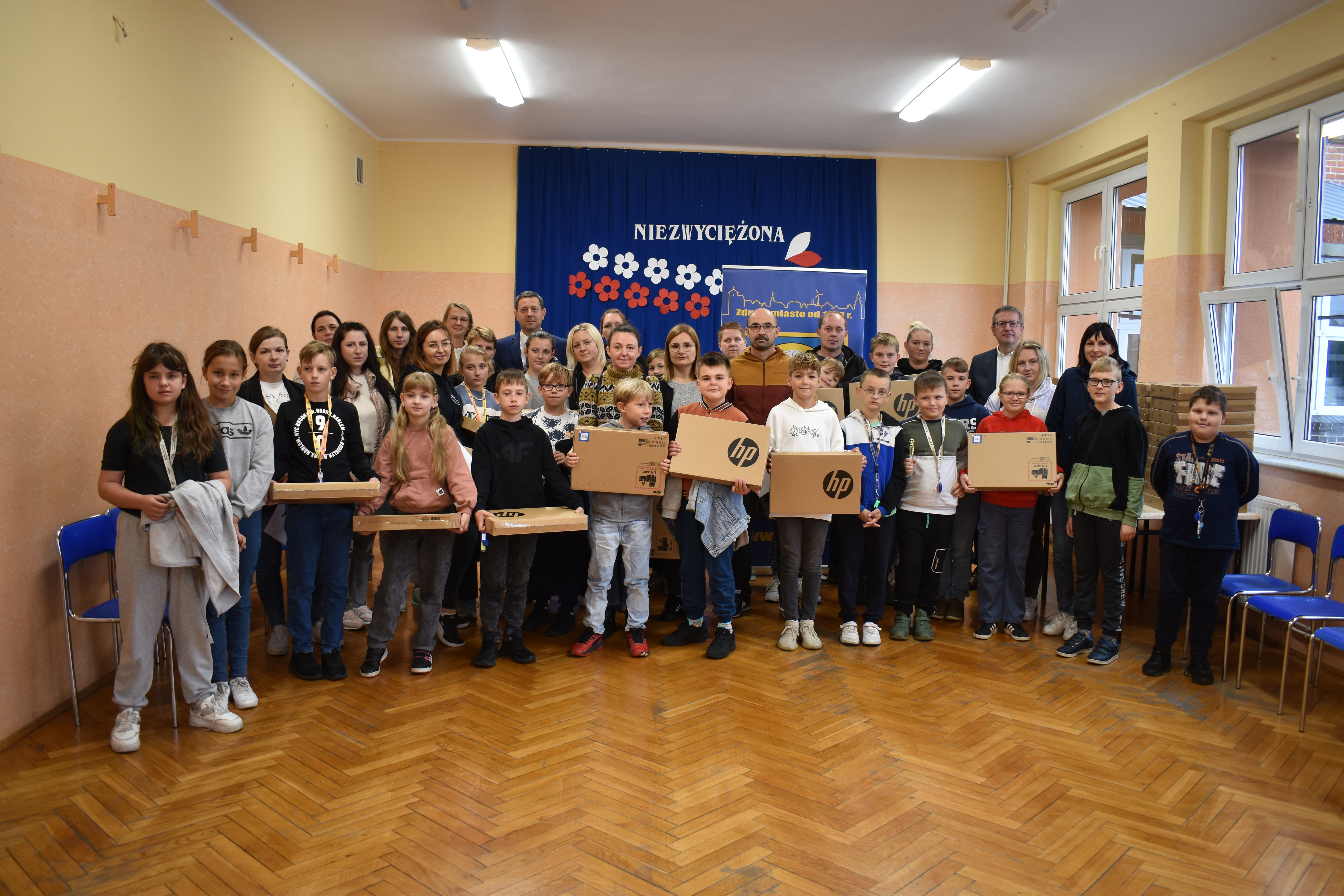 Uczniowie Szkoły Podstawowej w Zdunach z laptopami