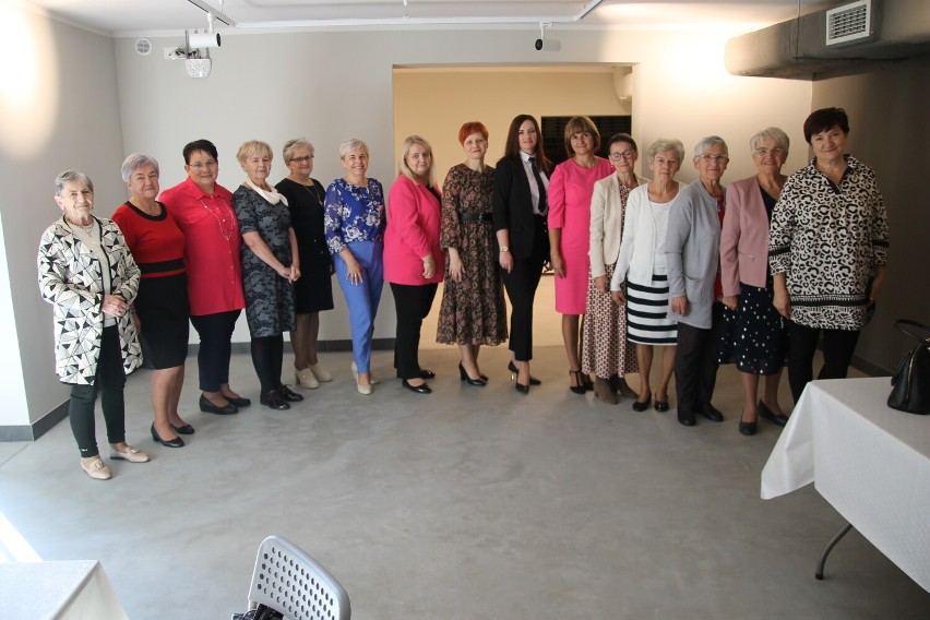 Sekretarz Gminy Zduny wraz z emerytowanymi nauczycielkami