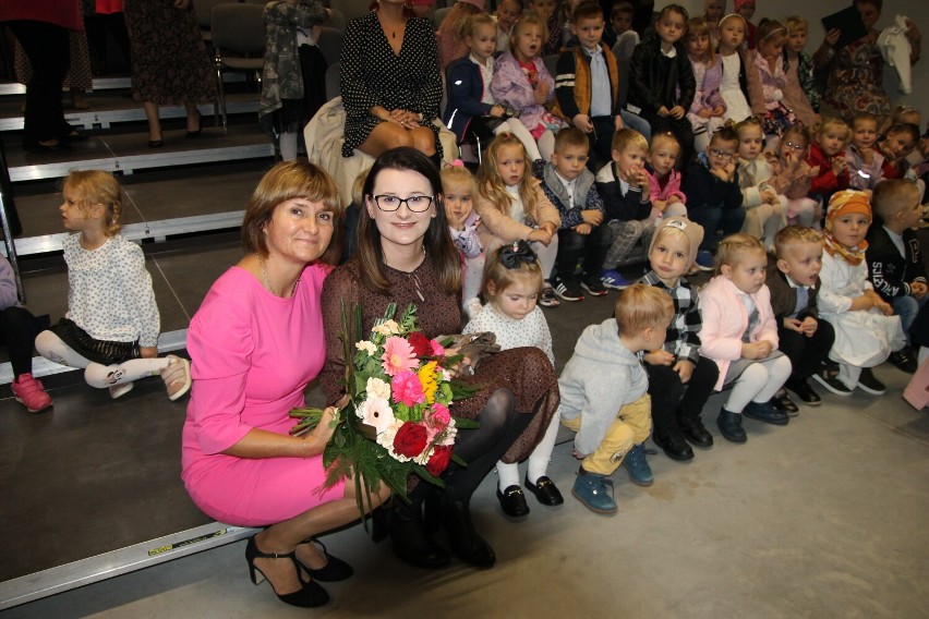 dyrektor Publicznego Przedszkola w Zdunach wraz z nauczycielką i grupą dzieci