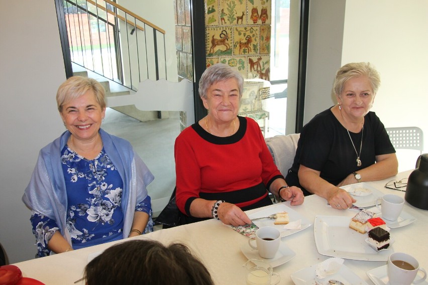 emerytowane nauczycielki na wspólnym spotkaniu przy kawie