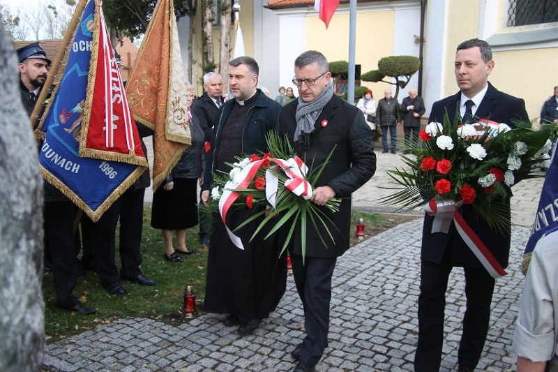 Na zdjęciu Burmistrz Zdun Tomasz Chudy składa wraz z delegacją wiązankę pod pomnikiem