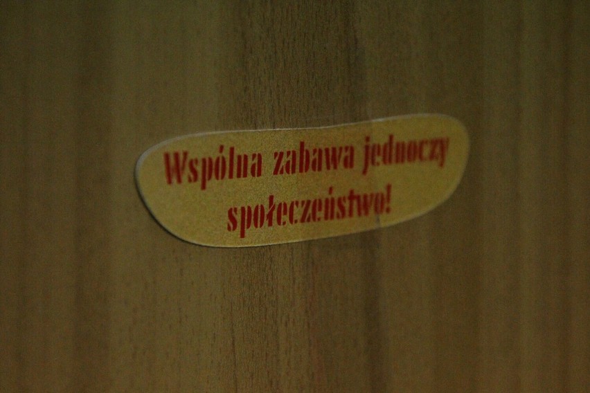 tabliczka z hasłem PRL