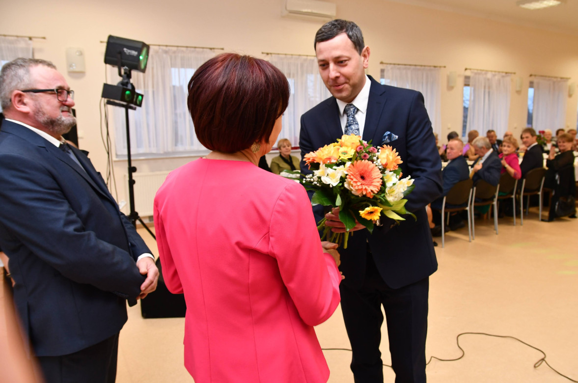 Członek Zarządu Powiatu Krotoszyńskiego Miłosz Zwierzyk wręcza kwiaty dyrygentce B. Dengusiak