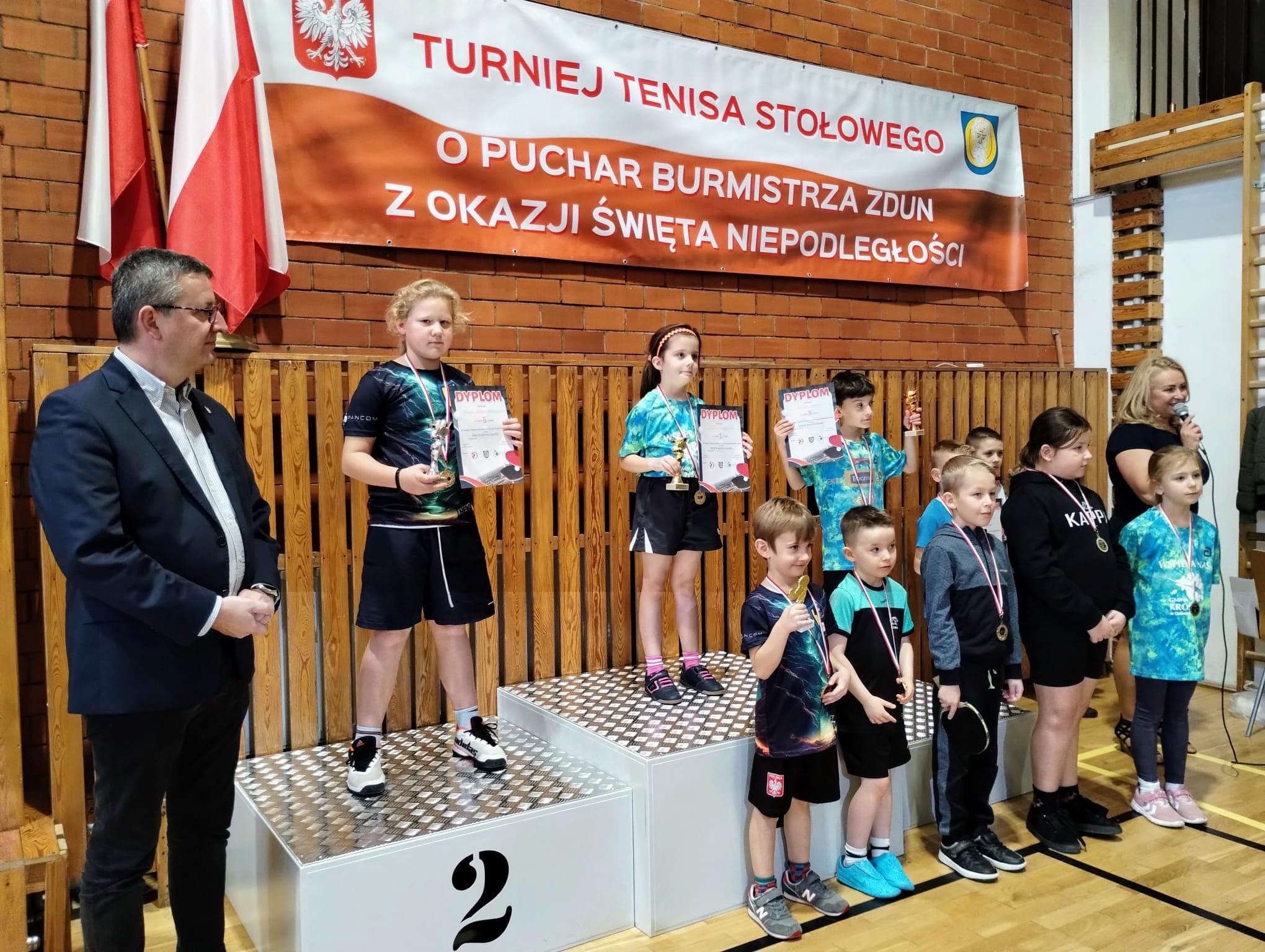 Burmistrz Zdun nagradza zawodników w kategorii Skrzaty 2015 i młodsi. Na 2 miejscu Alicja Ogiela Błażejczyk.