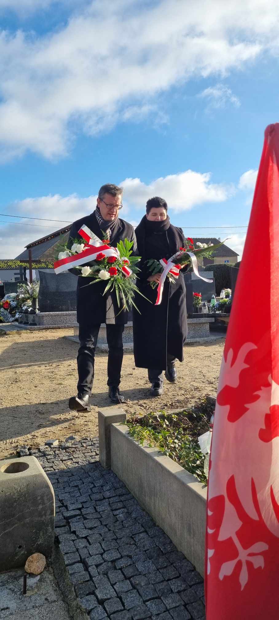 Złożenie kwiatów na mogile Powstańców Wielkopolskich w Baszkowie
