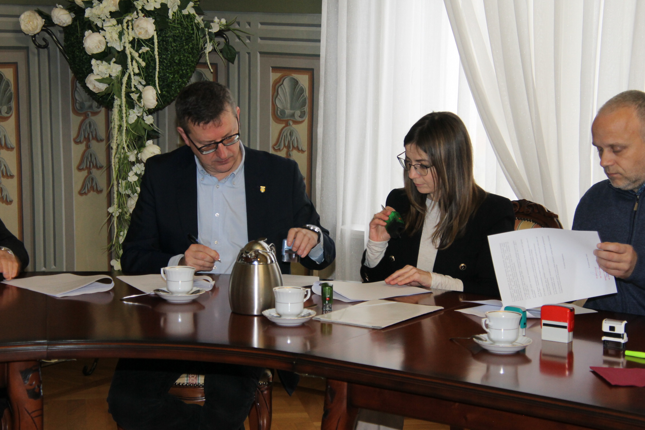 Burmistrz Zdun Tomasz Chudy wraz ze Skarbnikiem Gminy Iwoną Klepacką w trakcie podpisywania umowy