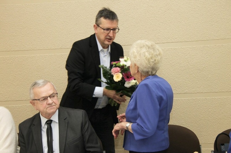 Burmistrz Zdun wręcza kwiaty prezes Związku p. Marii Walenczak