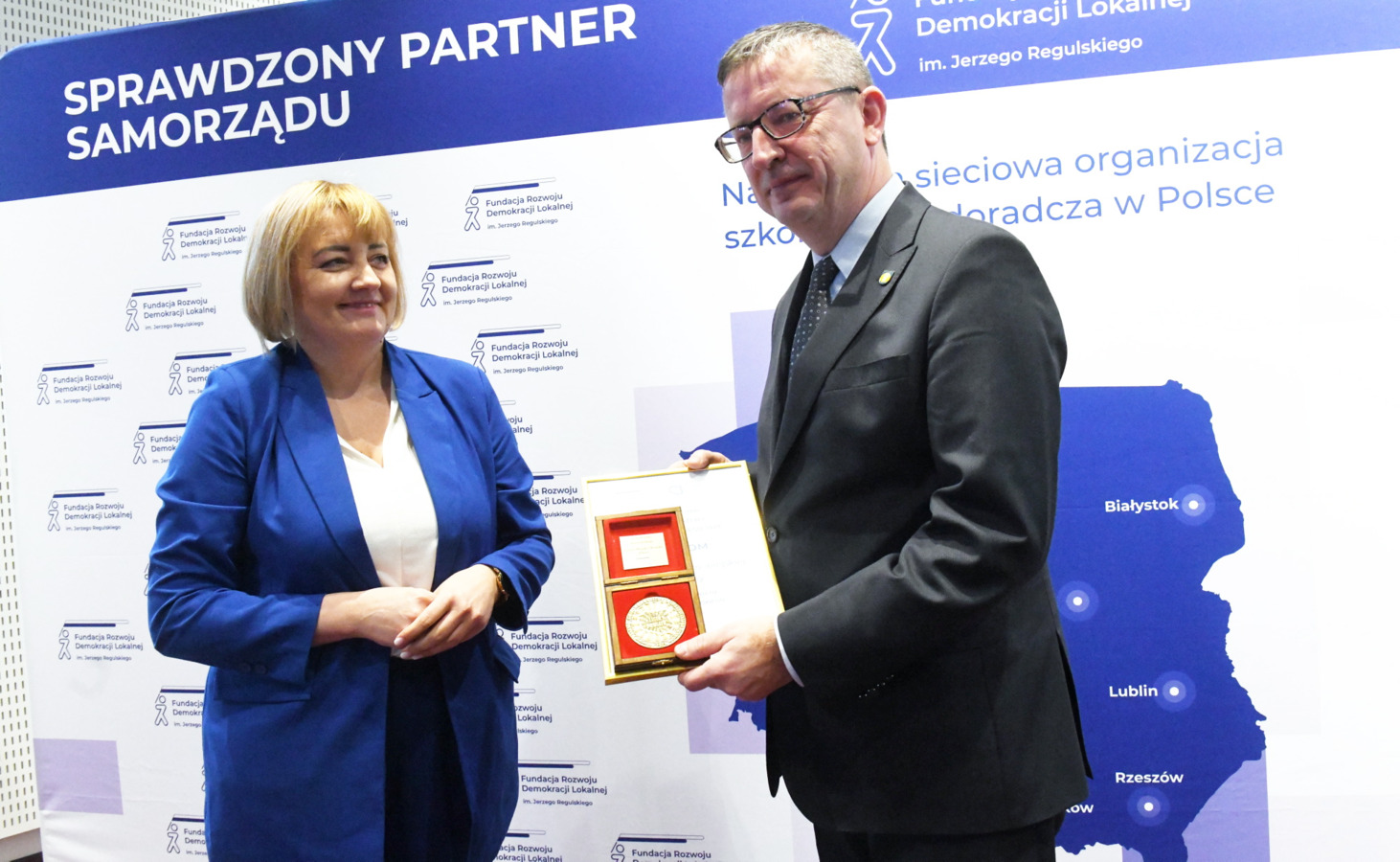Na zdjęciu burmistrz Zdun Tomasz Chudy odbiera nagrodę podczas gali Rankingu Gmin