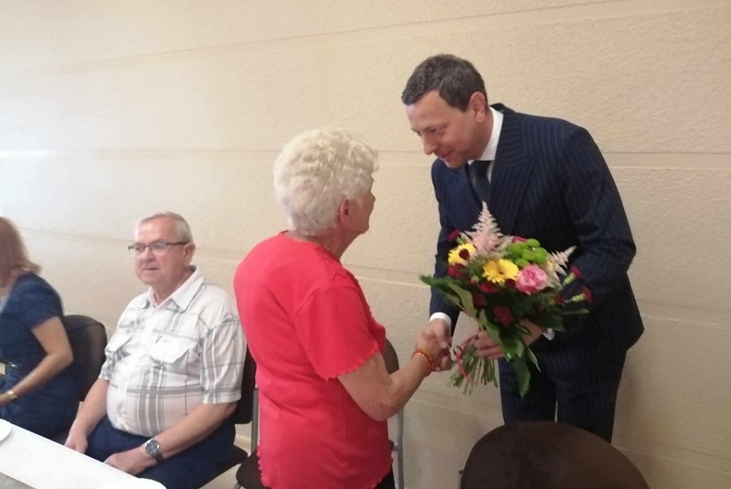 Burmistrz Zdun wręcza kwiaty Przewodniczącej Weteranów Pracy