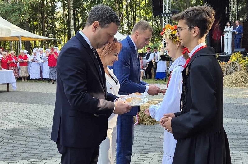 Burmistrz Zdun, Przewodnicząca Rady Miejskiej w Zunach oraz przedstawiciel rolników odbierają chlebki dożynkowe