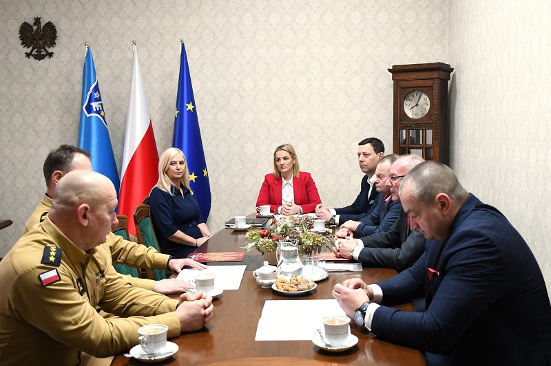 Samorządowcy w trakcie podpisywania porozumienia