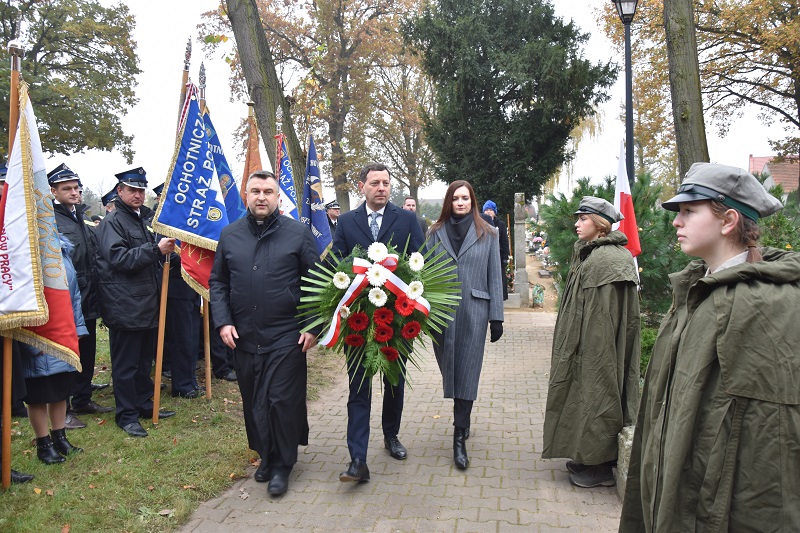 Delegacja samorządowców w trakcie złożenia kwiatów