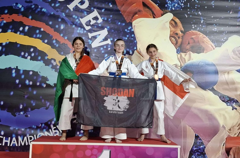 Zawodniczka UKS Shodan na podium