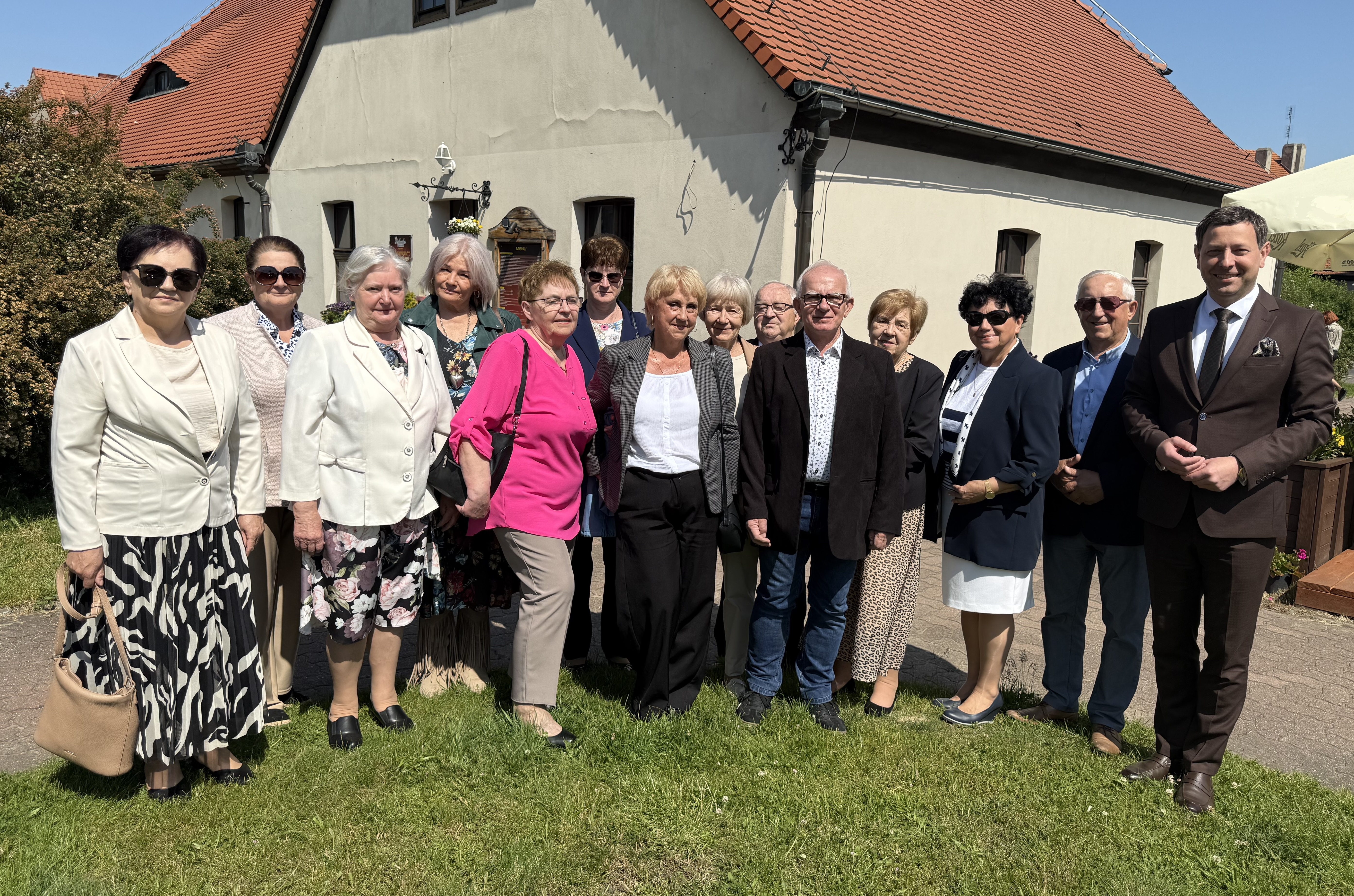 Burmistrz Zdun z emerytowanymi pracownikami Urzędu Miejskiego w Zdunach