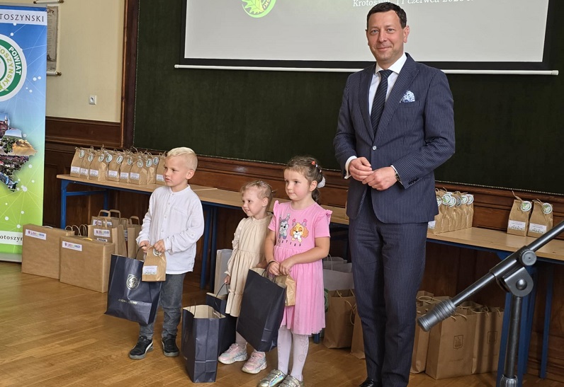 Burmistrz Zdun z nagrodzonymi przedszkolakami