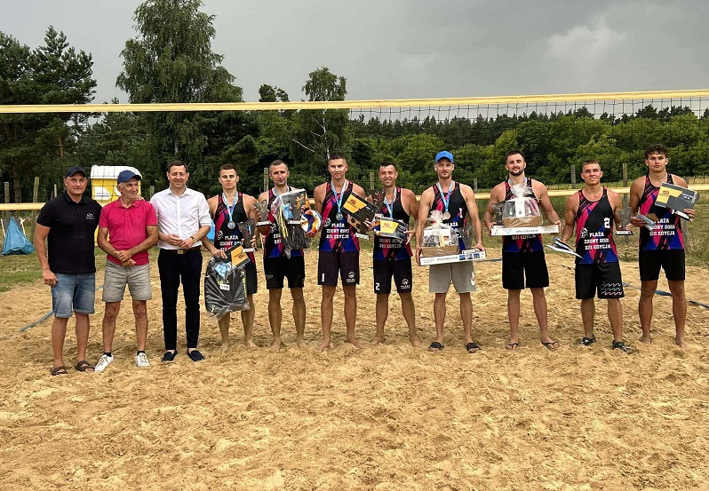 Burmistrz Zdun podczas wręczenia nagród zawodnikom