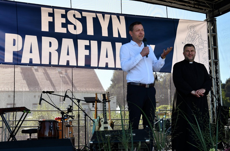 Burmistrz Zdun na scenie podczas festynu