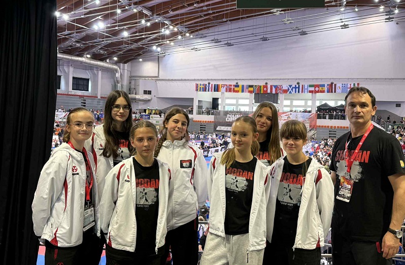Zawodniczki UKS Shodan z trenerem