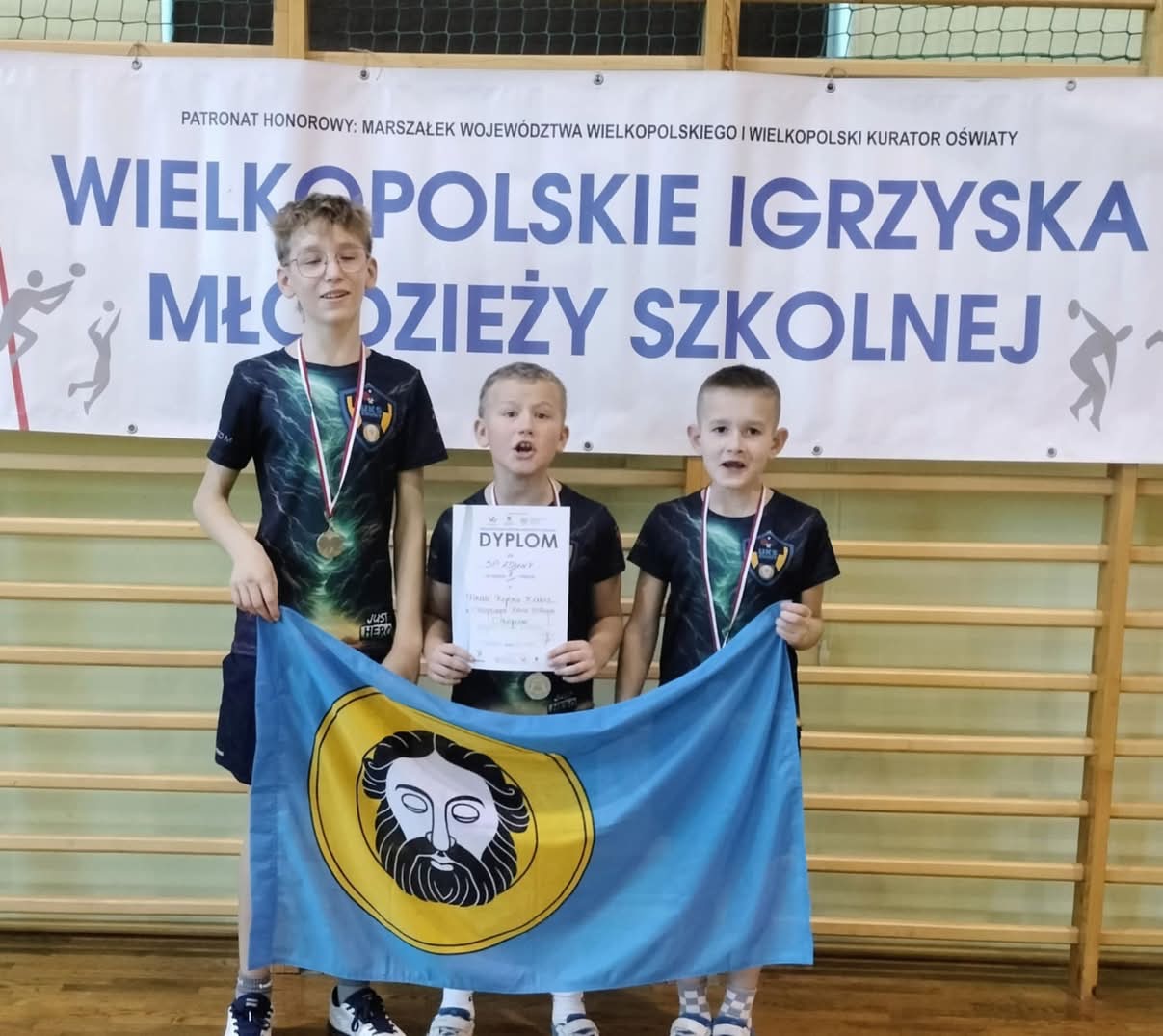 Zawodnicy klubu z medalami i dyplomami